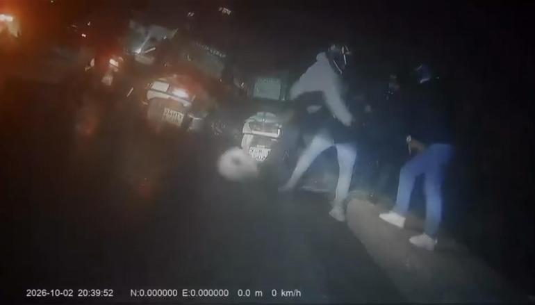 Sarıyer’de motokuryenin yolu kesildi! Tekme ve yumruklarla darbedip başına kaskla vurdular