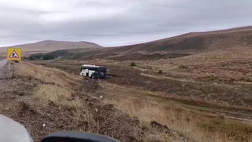 Sivas'ta yolcular dehşeti yaşadı: Otobüs tarlaya daldı: Çok sayıda yaralı var