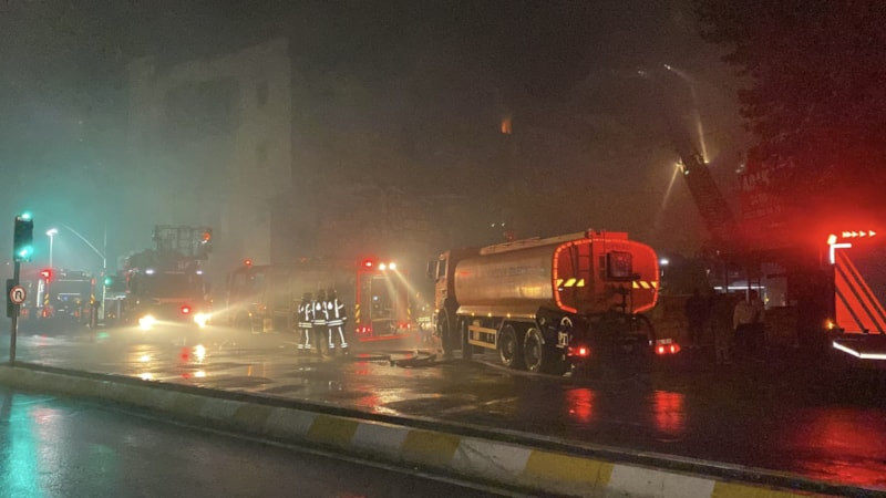 İstanbul'da lastikçi dükkanında yangın çıktı
