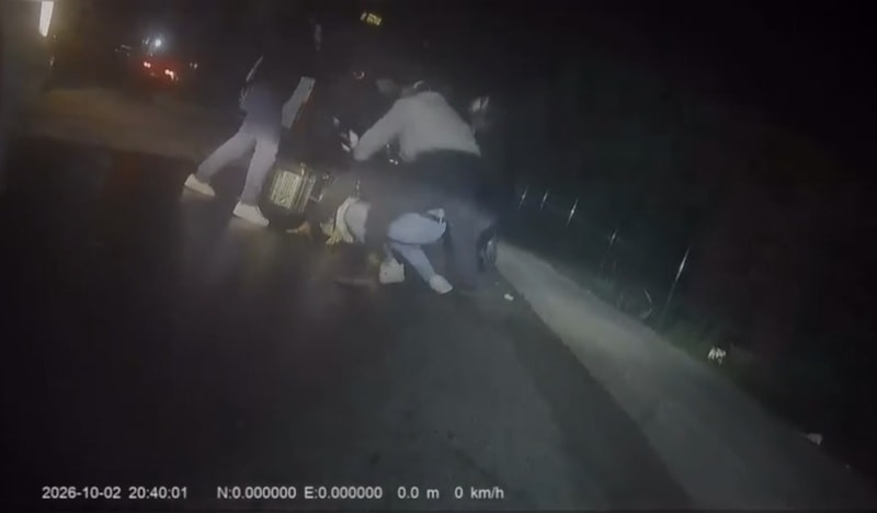 İstanbul'da moto kuryeyi dakikalarca dövdüler