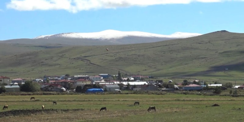 Ardahan'ın yüksek kesimlerine kar yağdı