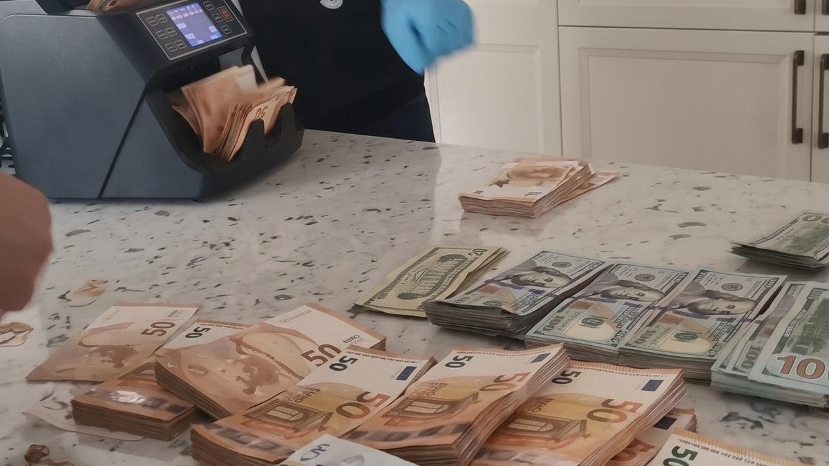 Mersin Büyükşehir Belediyesi soruşturmasında şüphelinin evinden servet çıktı