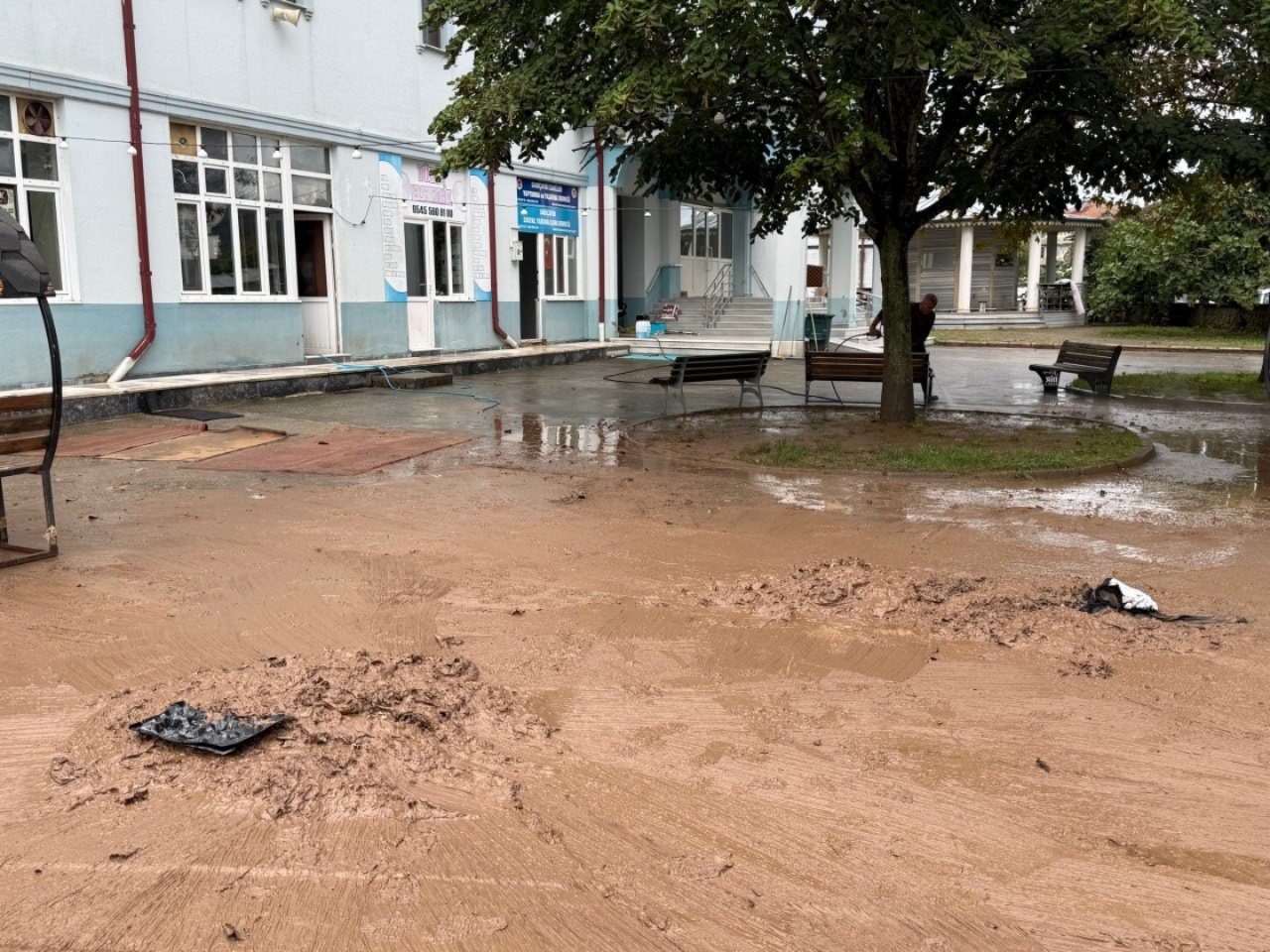 Asfalt parçalandı, 18 okul tatil edildi! Felaketin vurduğu Sakarya’nın son hali