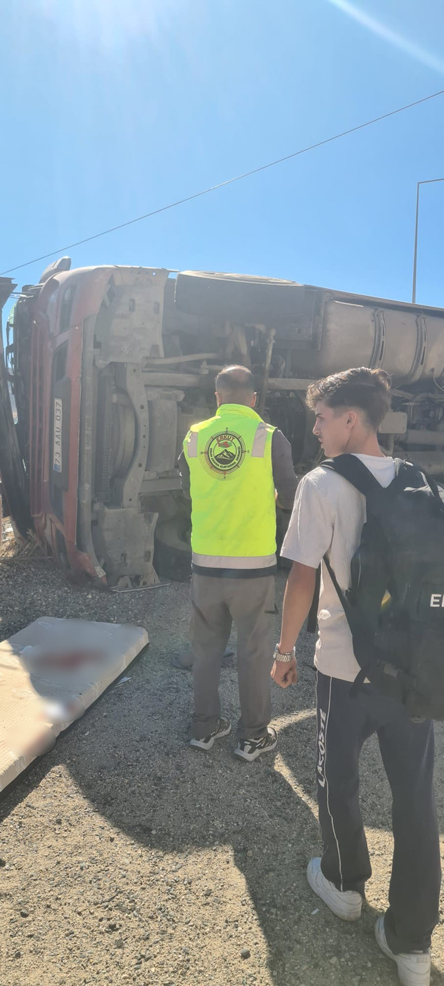 Ponza madeni yüklü TIR kaza yaptı: Ekipler sürücüyü kurtarmak için seferber oldu