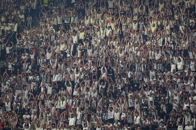 Beşiktaş-Marsilya maçındaki atmosfer Fransız gazeteciyi şaşkına çevirdi: Böylesini görmedim!