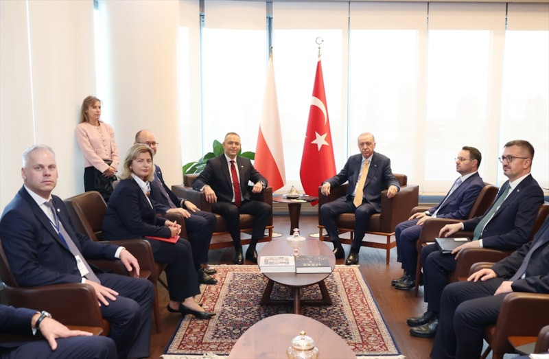 Polonya Cumhurbaşkanı Nawrocki, Cumhurbaşkanı Erdoğan’a kılıç hediye etti