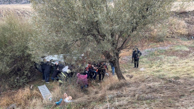 Konya'da otomobil şarampole yuvarlandı