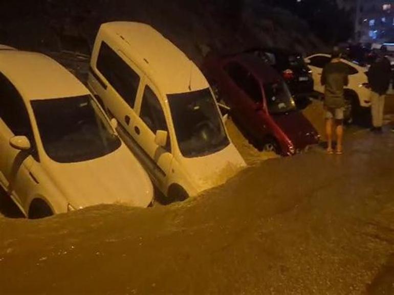 Ankara’da sel sonrası facia! Yol yarıldı 20 araç çukura düştü