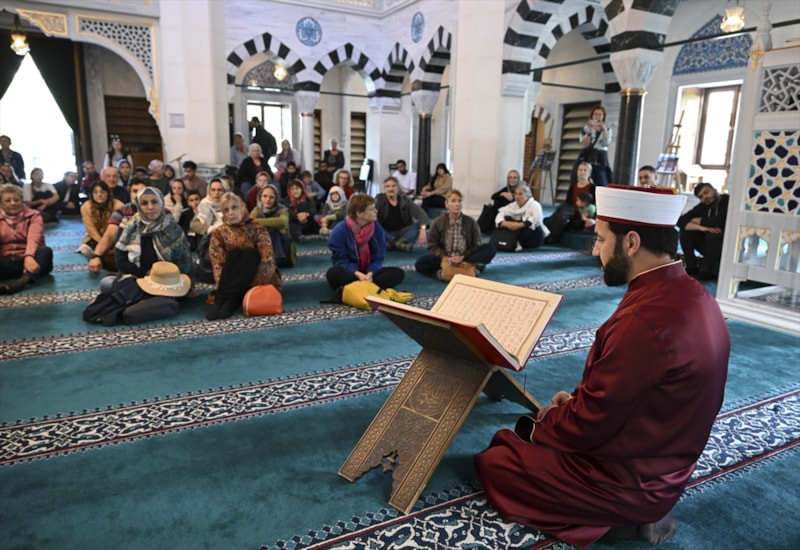 Almanya'da camilerin kapıları gayrimüslim ziyaretçilere açıldı