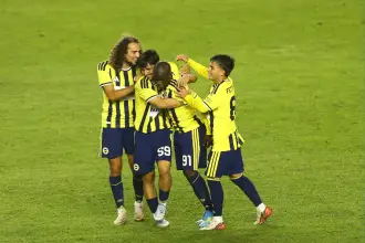 Kırmızı karta rağmen Fenerbahçe maça 11 kişi devam etti