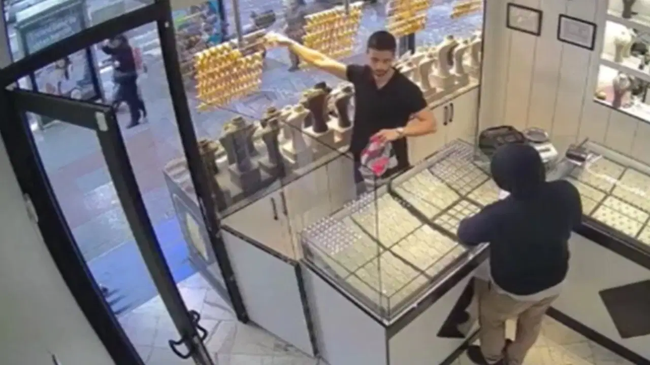 İstanbul'da soyguncu kuyumcunun tuzağına düştü: 'Vitrindeki süs bileziklerini verdim'