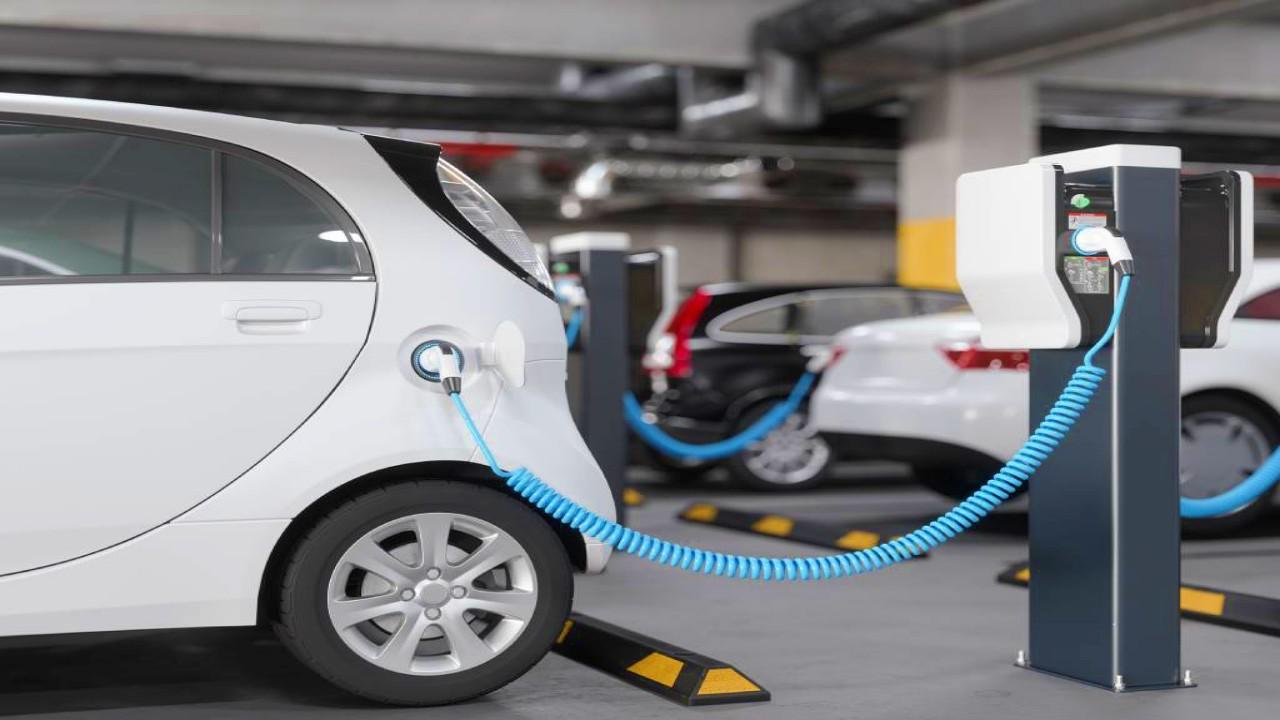 Otomobilde ezber bozuldu! Elektrikli ve hibrit araçlar satışların yarısını geçti