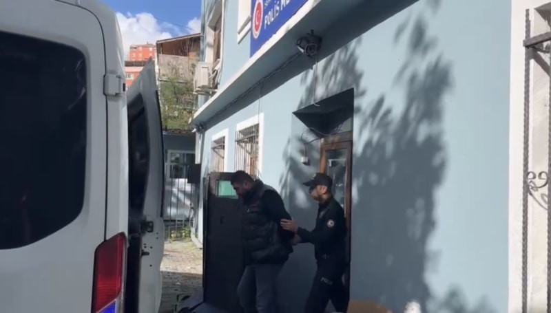 İstanbul'da moto kuryeyi dakikalarca dövdüler