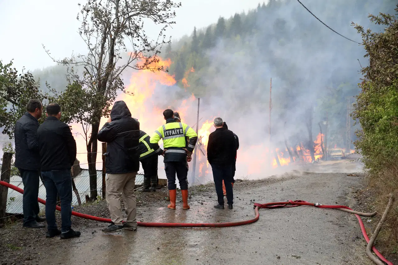 Kastamonu'da köy yangını... Alevler 7 eve sıçradı, ekipler müdahale ediyor