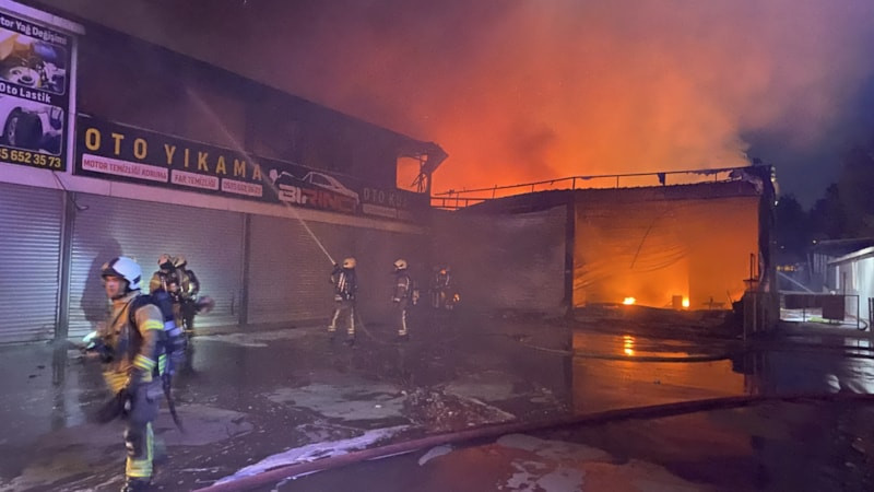İstanbul'da lastikçi dükkanında yangın çıktı