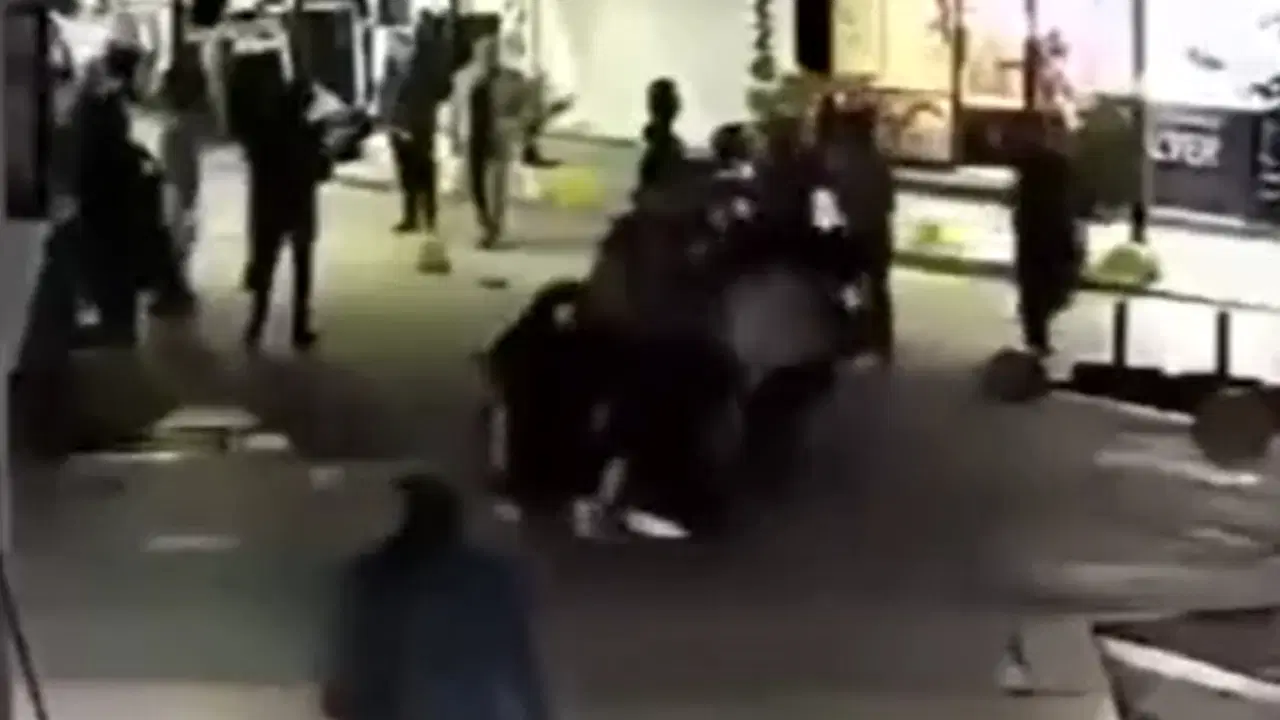 Anne ve kızını cadde ortasında darbettiler: 'Annemi bırakın!'