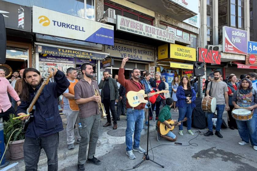 Konak Belediyesi emekçileri alacakları için iş bıraktı: "Kazanılmış haklarımız eksiksiz ödensin”