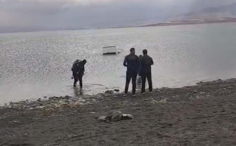 Van'da minibüs Erçek Gölü'ne uçtu: Sürücü kendi imkanları ile çıktı