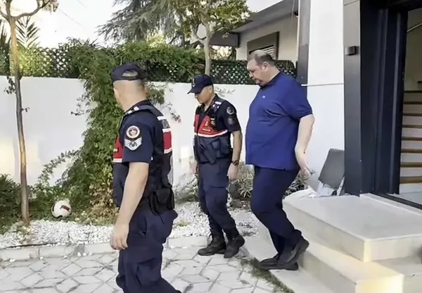 SON DAKİKA: İzmir'de şafak operasyonu! Menderes Belediyesi'ne 2. dalga operasyon: 9 şüpheli gözaltına alındı