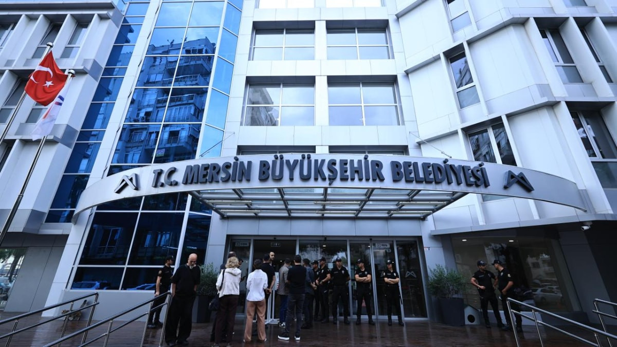 Mersin'de 3 belediyeye yolsuzluk operasyonu: 59 şüpheli adliyede
