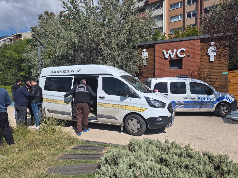 Parkın tuvaletinde silahla vurulmuş ceset bulundu