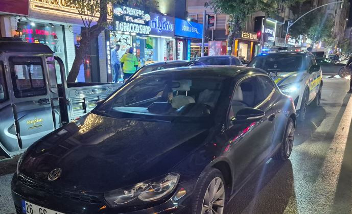 Polis durdurdu, sürücü direndi: Gürültü cezasından kaçamadı