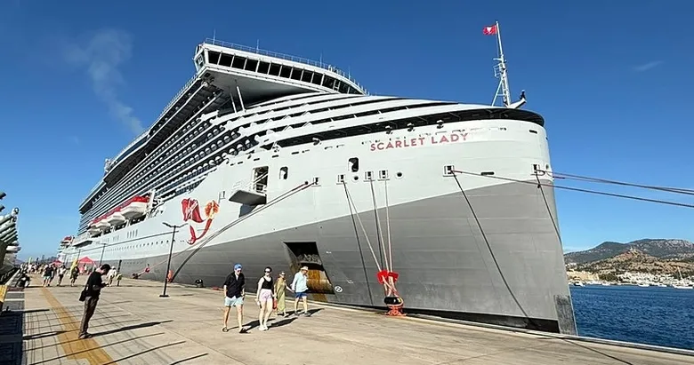 "Scarlet Lady" Bodurm'da! 2 bin 637 turist getirdi