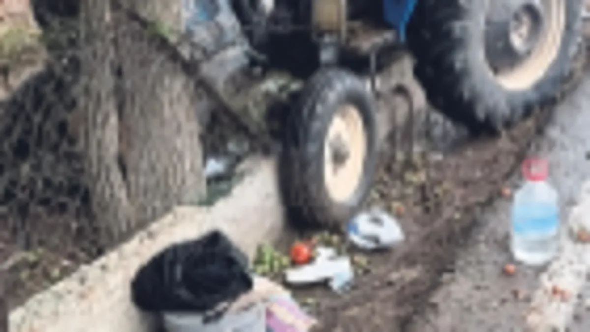 Tarla işçilerini taşıyan traktör römorku devrildi