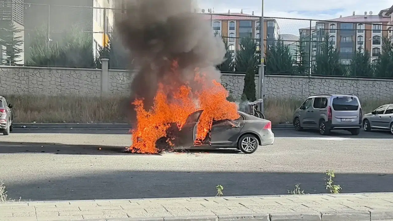 Erzurum'da korkutan araç yangını: Art arda patlamalar yaşandı