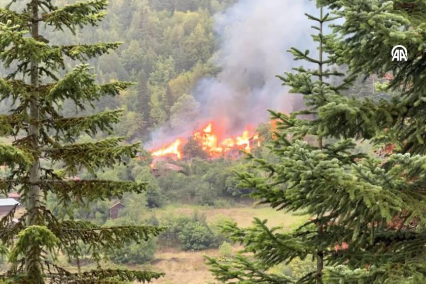 Kastamonu'da ahşap binada çıkan yangın 7 eve daha sıçradı