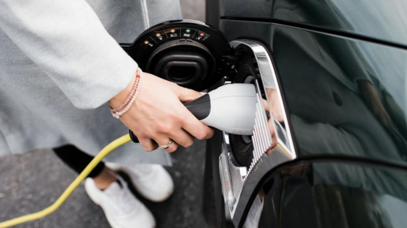 Yılın ilk 9 ayında satılan otomobillerin yarısını elektrikli ve hibritler oluşturdu