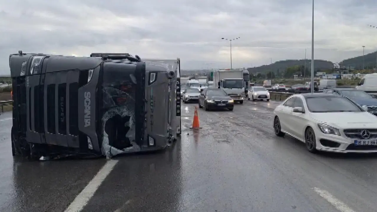 İstanbul'da 'sağanak' etkisi: Kazalar, trafik yoğunluğuna neden oldu