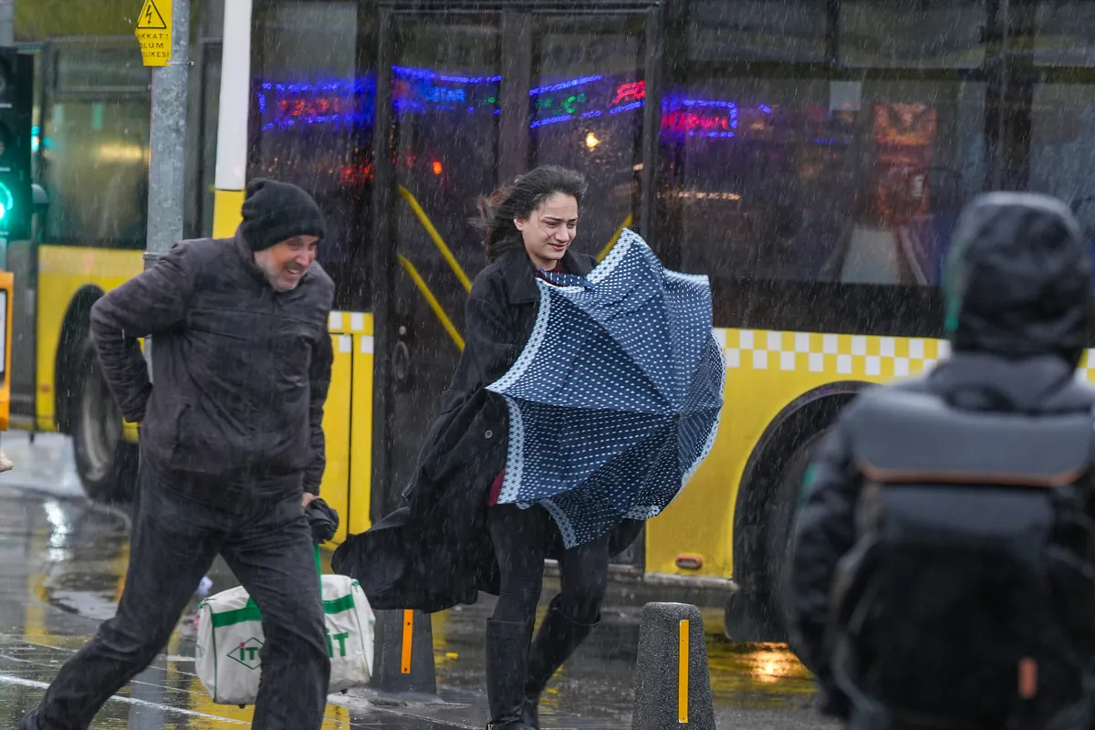 Hafta sonundan itibaren yağışlı hava etkisini kaybediyor! Meteoroloji'den 4 ile fırtına uyarısı