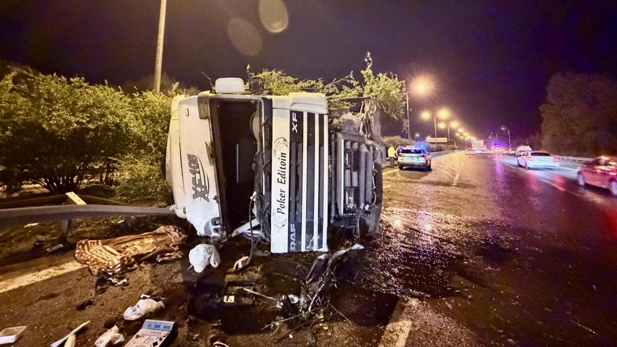 Parfüm yüklü tır devrildi: Anadolu Otoyolu'nda trafik aksadı