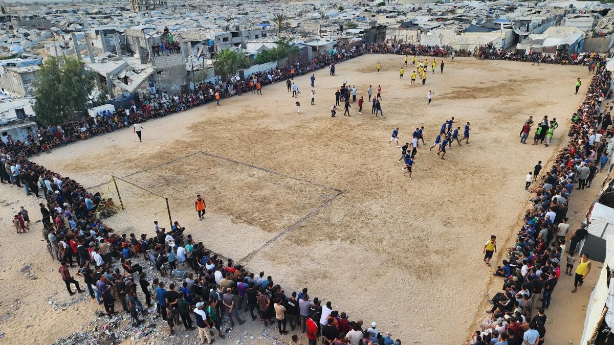 Gazze'de yerinden edilen futbolcular çadırlar arasında dostluk maçı yaptı