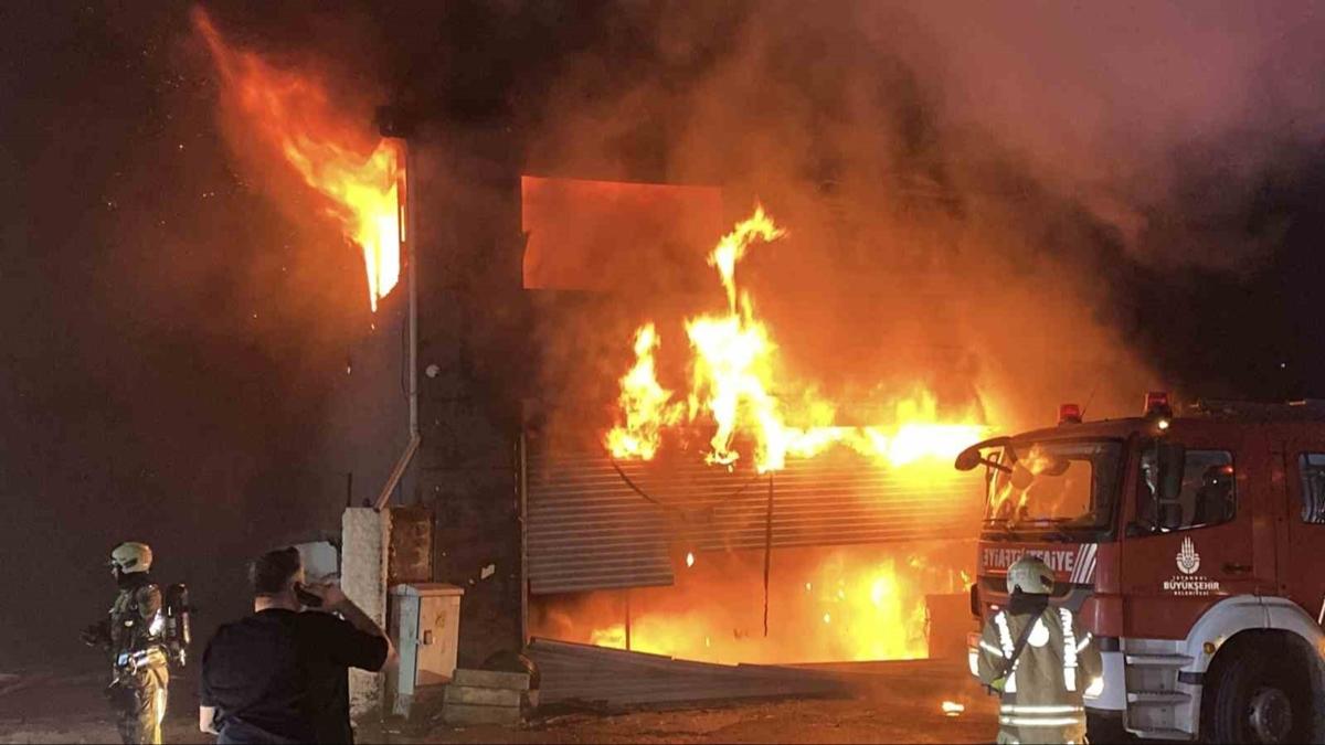 Esenyurt'ta büyük yangın! 4 iş yeri ile fabrikaya sıçradı