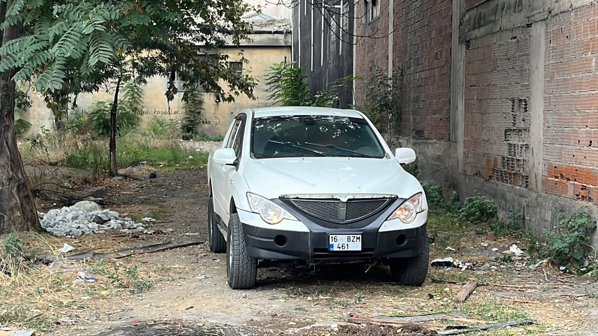 Bursa'da kendini otomobile kilitleyen kadın ekiplere zor anlar yaşattı