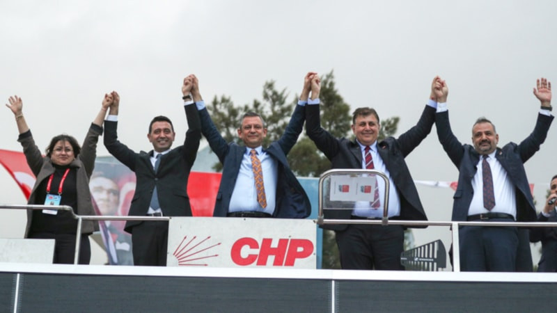 İzmir'de CHP'li belediye başkanları AK Parti'ye katıldı: Muhalefette Özgür Özel'e tepki