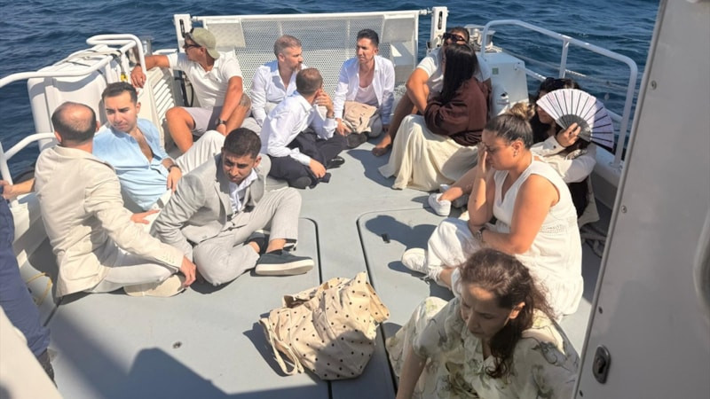 Muğla açıklarında yelkenli teknedeki şık giyimli düzensiz göçmenler yakalandı