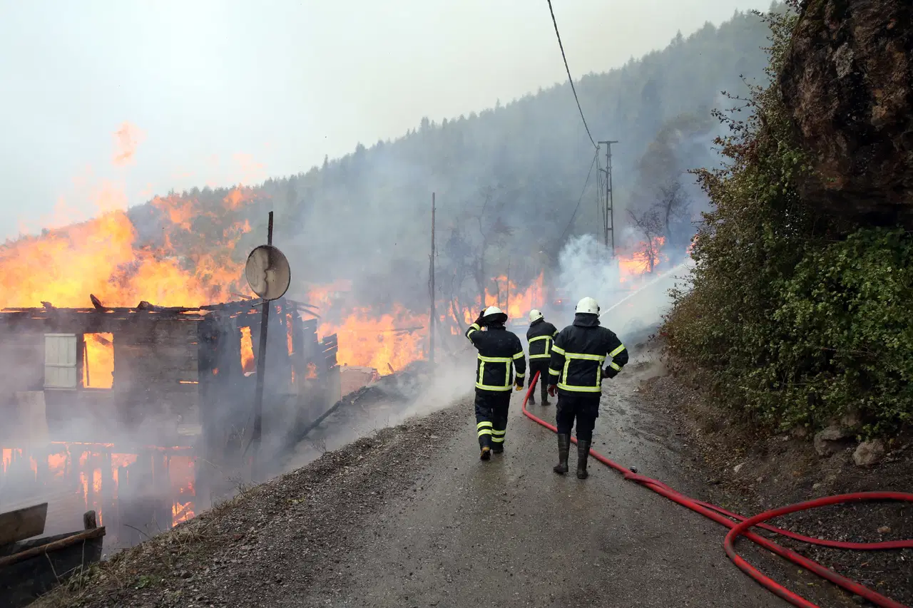 Kastamonu'da köy yangını... Alevler 7 eve sıçradı, ekipler müdahale ediyor