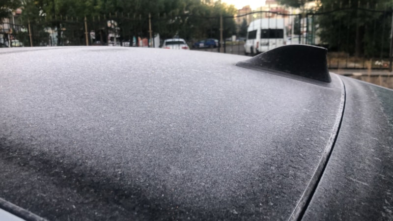 Kars sabaha buzla uyandı: Eksi 7 derecede araçların camları dondu