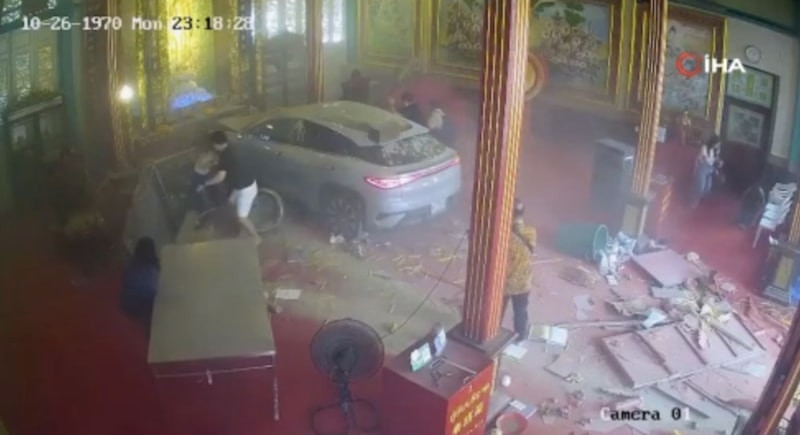 Tayland’da tapınağa araç daldı: 3 yaralı