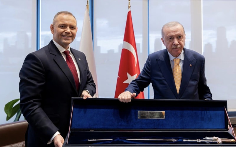 Polonya Cumhurbaşkanı Nawrocki, Cumhurbaşkanı Erdoğan’a kılıç hediye etti