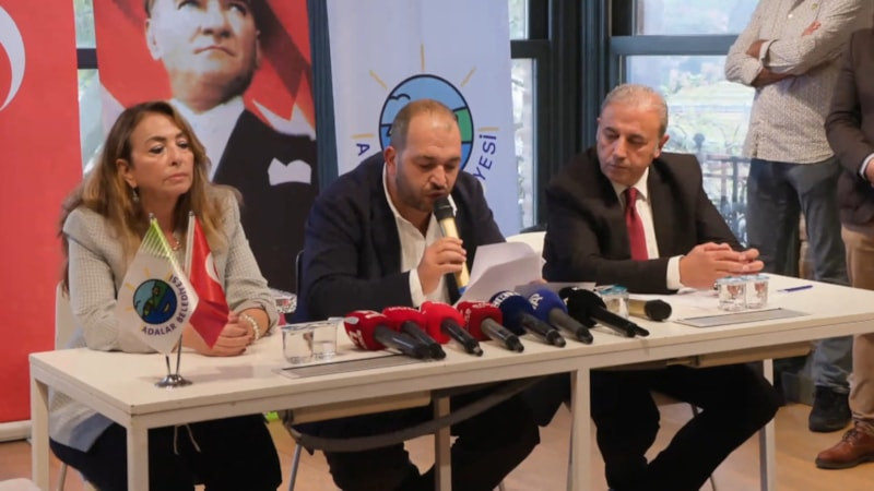 Adalar seçiminde Yeni Partililerin tuhaf sesler çıkardıkları görüldü