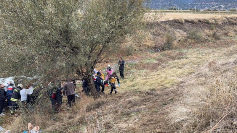 Konya'da otomobil şarampole yuvarlandı