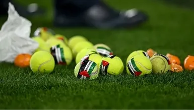 İrlandalı taraftarlardan Filistin bayraklı tenis toplarıyla İsrail protestosu