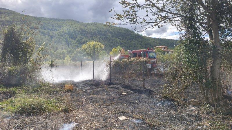 Karabük'te çıkan anız yangını evlere sıçramadan söndürüldü