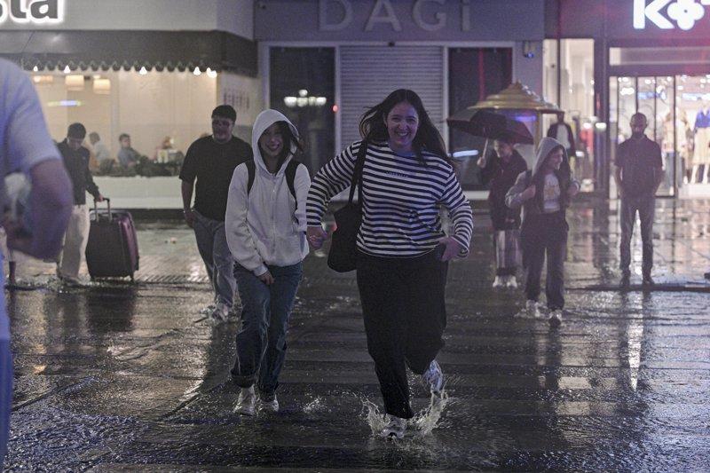 Ankara'da yine aynı manzara! Sağanak nedeniyle sokaklar göle döndü