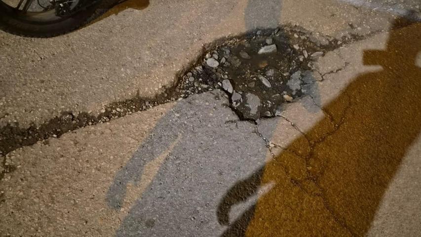 Adana’da yoldaki çukur baba ve kızını hastanelik etti