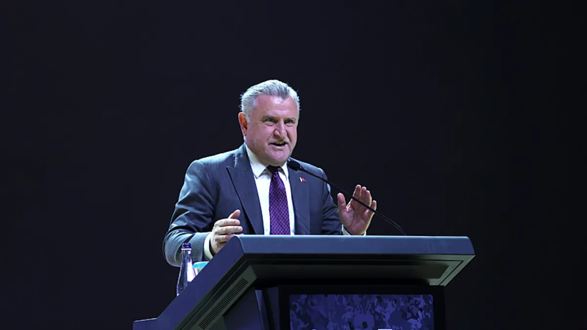 Bakan Osman Aşkın Bak, Serdal Adalı’yı tebrik etti